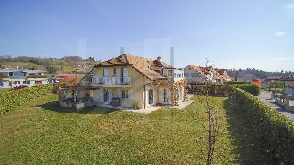 Lumineux, Fonctionnel. Familial! Weibel & Loeb Real Estate